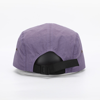 Casquette de camping personnalisée à 5 panneaux multicolores pour activités de plein air, avec logo tissé et visière plate réglable – Créez votre propre design
