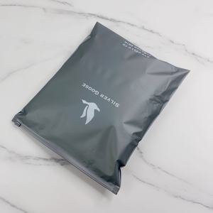 Bolsas de Plástico Plateadas Personalizadas con Logotipo de Redes Sociales - Empaque Reutilizable para Ropa en Comercio Electrónico - Product Image 2