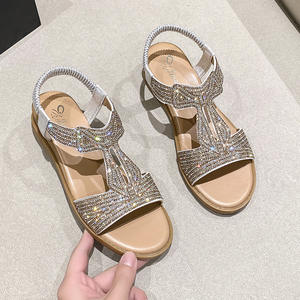 Tendances de la mode estivale : sandales à bout ouvert pour femmes, polyvalentes avec un design à lanières et une jupe résistante. - Product Image 3