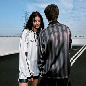 เสื้อยืดคอวี แขนยาว ลายทางสไตล์เรโทร แบบยูนิเซ็กซ์ แห้งเร็ว สวมใส่สบาย เหมาะสำหรับแฟนฟุตบอล พร้อมบริการ OEM - Product Image 5