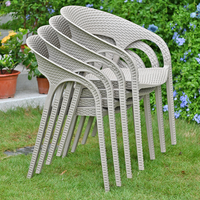 Table de salle à manger d'extérieur en bois moderne, conception carrée résistante aux UV imperméable et durable pour une utilisation dans la cour