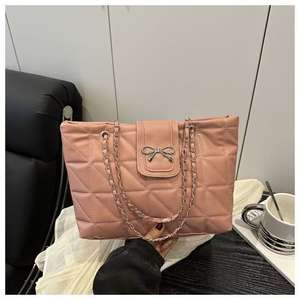 Bolso de hombro y bandolera con cadena acolchada con decoración de lazo de metal - Product Image 2