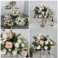 Boule de fleurs artificielle élégante en soie blanche pour centre de table, idéale pour cérémonies de mariage et douches nuptiales (vente en gros)