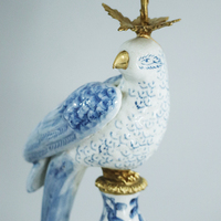 Lámpara de mesa para eventos moderna de lujo Palace, Base de cerámica recargable inalámbrica, Paloma azul, acabado dorado, pantalla blanca, batería