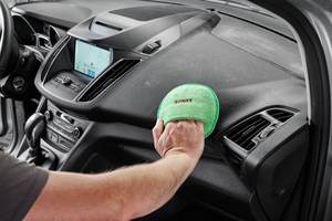 Nettoyant intérieur brillant pour voiture Glossy Cockpit Care Apple Fresh 400ml, revitalise et protège avec un parfum fruité - Product Image 5