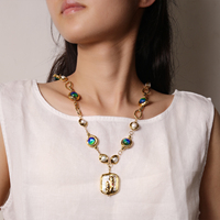 Collier long élégant avec chaîne ovale, perles naturelles d'eau douce et nacre, idéal pour les soirées, cadeau pour femmes