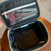 Élégante trousse de toilette de voyage en cuir à motif crocodile avec poignée, organiseur de maquillage, pochette personnalisable avec logo