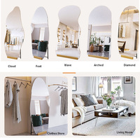 Miroir sur pied asymétrique irrégulier en verre sans cadre moderne esthétique fait à la main avec support en bois