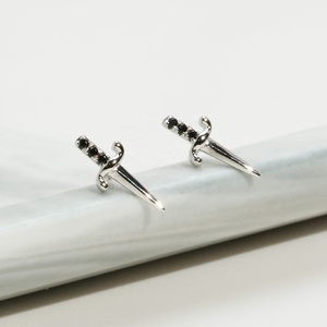 Bijoux fantaisie personnalisés <span class=keywords><strong>en</strong></span> argent sterling 925 Plaqué <span class=keywords><strong>or</strong></span> 18 carats <span class=keywords><strong>Piercing</strong></span> <span class=keywords><strong>Blanc</strong></span> Noir CZ Zircon Poignard Épée Boucles d'oreilles pour femmes - Product Image 5