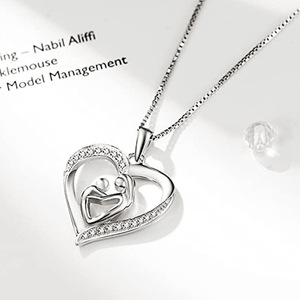 Collana con Ciondolo a Cuore Creativo Madre e Figlio per Donne, Design Abbraccio, Catena per Clavicola, Accessorio Quotidiano Significativo - Product Image 3
