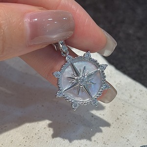 Colgante de Concha Estilo Antiguo, Plata de Ley S925, Elegante Temperamento Francés, Diseño de Nicho Simple y Moderno, Estrella Hexagonal de Acero Inoxidable - Product Image 1