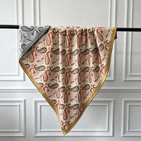 Châle en soie sergé personnalisé pour cadeaux d'entreprise, ourlet roulé à la main, impression double face, faible MOQ, OEM ODM, motif cachemire ton neutre