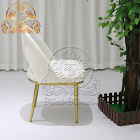 Chaises de mariage empilables durables en velours blanc et acier inoxydable doré, design moderne de luxe, pour hôtels, villas et extérieur, vente en gros