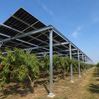 Système de montage solaire agrivoltaïque sur structure de support photovoltaïque au sol pour vergers, pour exploitation agricole commerciale