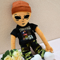 Poupée en peluche Alien personnalisée et créative, avec diverses poses, tenue réaliste assortie, figurine en peluche douce personnalisable pour exposition