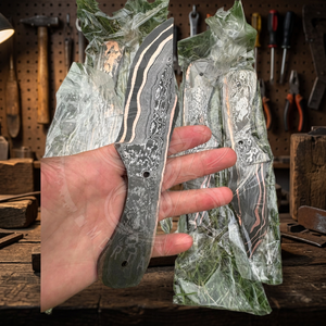 Cuchillo de Caza de Acero Damasco y Cobre Forjado a Mano de la Mejor Calidad, Hoja Fija Tipo Drop Point OEM con 1 Año de Garantía - Product Image 3