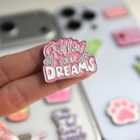 Adesivo per Telefono in Smalto Personalizzato alla Moda 2026 |   Design con citazione di Queen/Dream |   Spilla Decorativa Personalizzabile a Tema Arabo, Pronta per la Produzione