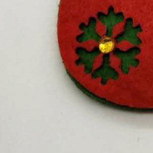Calcetín navideño verde con pompón dorado, accesorio de disfraz de talla única para decoración navideña - Product Image 4