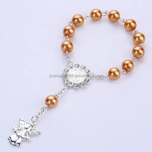 Pulsera de Rosario de Perlas Sintéticas de 8 mm con Cruz y Colgante de Ángel, Recuerdo para Invitados de Baby Shower, Recuerdo de Fiesta - Product Image 1