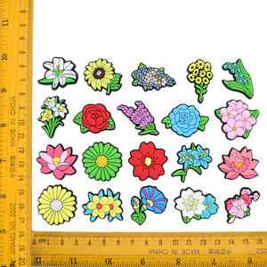 ของขวัญส่งเสริมการขาย MOQ ต่ำ รูปทรงดอกไม้ตามสั่ง โลโก้แบรนด์ ยางพีวีซีเนื้อนุ่ม กันน้ำ ตกแต่งรองเท้าสวน จี้ห้อยรองเท้าแบบกำหนดเอง - Product Image 3