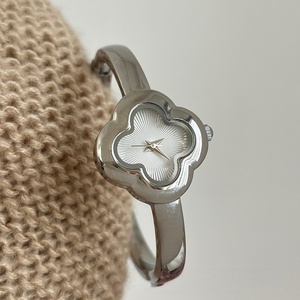 Montre élégante pour femme, de qualité classique et luxueuse, avec un mouvement à quartz, un cadran orné d'un trèfle à quatre feuilles, tendance. - Product Image 3
