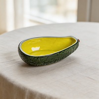 Creatieve geëmbosseerde avocado keramische snack schaal, uniek fruitvormig serveerschaaltje, decoratieve kleine dipschaal voor B2B maatwerk