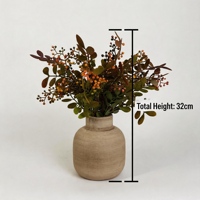 Bouquet de baies rouges artificielles et de feuillage en PE dans un vase brun côtelé