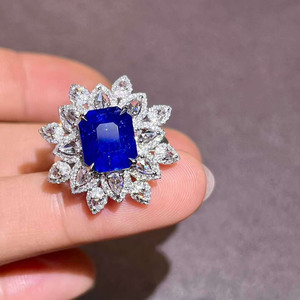 Anillo de Zafiro Azul Real de Sri Lanka de 4.87ct con Certificación AIGS en Oro Blanco de 18K con 209 Diamantes de Alta Calidad para Damas en Ocasiones Nocturnas - Product Image 1