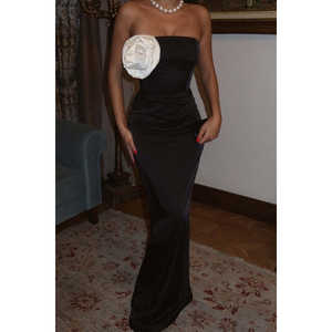 Robe de soirée trapèze en satin noir Isadora pour femme, avec détail rose, col montant chic, manches courtes, coupe empire, longueur ras du sol, disponible du XS au XL - Product Image 4