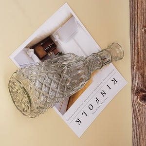 Refroidisseur à vin et carafe en <span class=keywords><strong>verre</strong></span> de luxe de style français 1L Carafe à vin de raisin vide avec un design élégant en <span class=keywords><strong>verre</strong></span> avec couvercle en <span class=keywords><strong>verre</strong></span> - Product Image 3