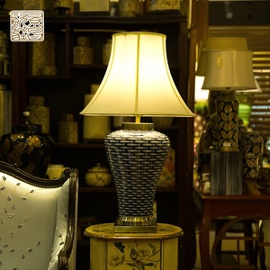 Giá Thấp LED E27 Bảng Đèn Trang Trí Màu Xanh Và Trắng Sứ Cá Mô Hình Truyền Thống Ceraimc Bàn Đèn - Product Image 1