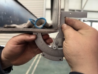 Presse plieuse hydraulique CNC 400T avec compensation de couronnement intégrée pour un angle de pliage constant sur les plaques longues et épaisses