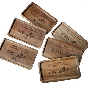 Plateau de service rectangulaire en bois artisanal UO avec gravure florale, plateau décoratif pour la table à manger - Product Image 1