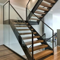 Escalier de luxe à double poutre en acier et bois massif avec garde-corps à câbles et construction durable pour usage intérieur