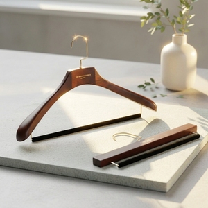 DL0889 <span class=keywords><strong>Grucce</strong></span> per Abiti di Lusso Extra Larghe in <span class=keywords><strong>Legno</strong></span> Anticato Personalizzate, Gruccia per Completi con Barra in Velluto per Esposizione in Negozio - Product Image 3