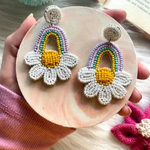 Boucles d'oreilles fleuries faites à la main avec arc-en-ciel et pétales blancs, bijoux en fil de coton pour femmes, accessoires de fête - Product Image 1