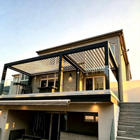 Pergola bioclimatique motorisée murale en aluminium à grande portée avec lames orientables et éclairage LED pour patio de maison moderne