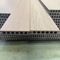 Planches de terrasse en composite bois-plastique haute densité pour les besoins de revêtement de sol extérieur et de terrasse de jardin en gros