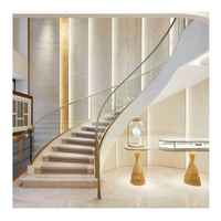 Escalier moderne en acier et bois avec garde-corps en verre, construction durable en bois et acier inoxydable pour hall d'appartement, usage intérieur
