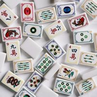 Jeu de Mahjong Chinois Vintage Personnalisé 144 Pièces en Acrylique Blanc, Motifs Dragon et Floraux Gravés, Jeu de Société Traditionnel Portable pour 4 Joueurs