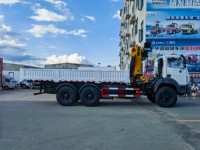 Camion de transport Beiben 6x6 avec grue montée, grue à flèche articulée hydraulique de 16 tonnes à vendre
