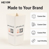 Boîte à collation en papier blanche minimaliste avec logo personnalisé et code QR imprimé, bord festonné, ouverture supérieure, boîte à popcorn conique