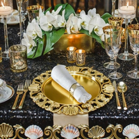 Assiettes de présentation rétro européennes élégantes en plastique doré de 13 pouces, résistantes au lave-vaisselle, pour mariages et fêtes, avec bordure sculptée, finition brillante