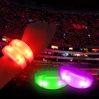 Bracelet LED APP/DMX 2.4G Télécommande sans fil Contrôlé par télécommande 4 LED ultra-lumineuses Autonomie de la batterie de 12 heures Lumière clignotante Bracelet de poignet Portable