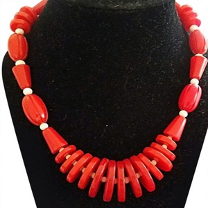 Nuevo y Exclusivo Conjunto de Collar de Cuentas de Resina Irregulares, Joyería Elegante en Amarillo y Negro, Diseño Artesanal y Moderno - Product Image 4