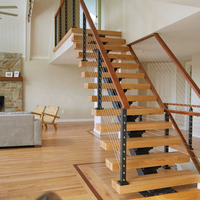 Escalier de villa moderne de luxe avec éclairage LED intérieur, poutre en acier écologique, garde-corps en verre flottant et câble métallique