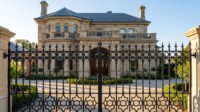 Portail automatique de luxe en fer forgé français LINCAI |   Clôture à piquets à motif étoilé forgée à la main, assortie au garde-corps de balcon et à l'entrée