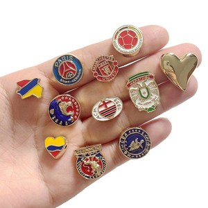 Colgantes de esmalte populares al por mayor con diseños de equipos de fútbol, banderas nacionales, mapas y corazones, con efecto de goteo de aceite, para aficionados, accesorios de joyería apilables DIY - Product Image 2