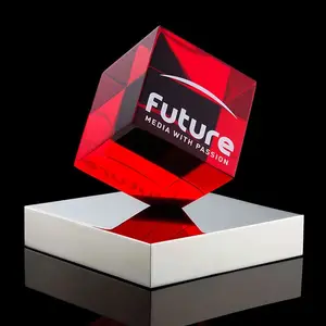 Noble fabricante cubo de cristal rojo con Base de Metal plateado logotipo personalizado a medida regalo de negocios artesanía a mano premio de trofeo futuro