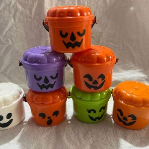 Cubo de calabaza de Halloween mini de plástico con tapa y asa, contenedor pequeño para dulces y recuerdos de fiesta para niños - Product Image 1
